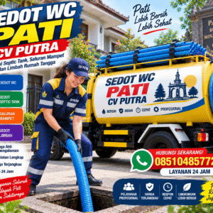 Petugas wanita CV Putra Sedot WC Pati mengoperasikan selang penyedot di depan truk tangki pada area rumah tinggal, layanan profesional 24 jam WhatsApp 085104857725.